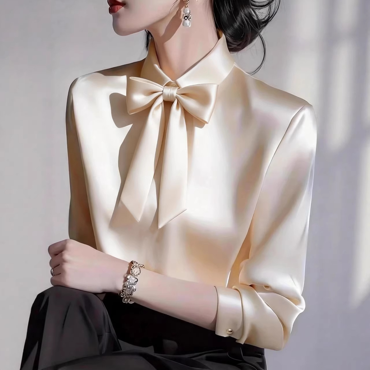 Satin Bow Tie - Camicia Elegante da Donna in Raso